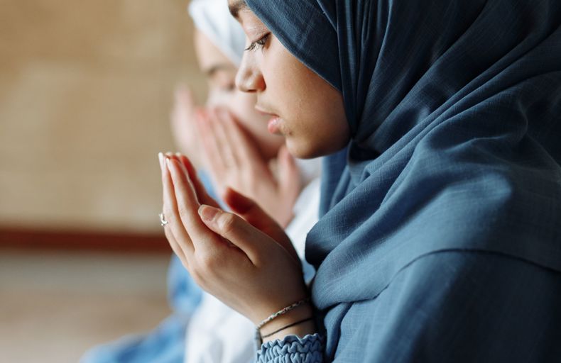 Women making dua. Photo by Thirdman via Pexels.