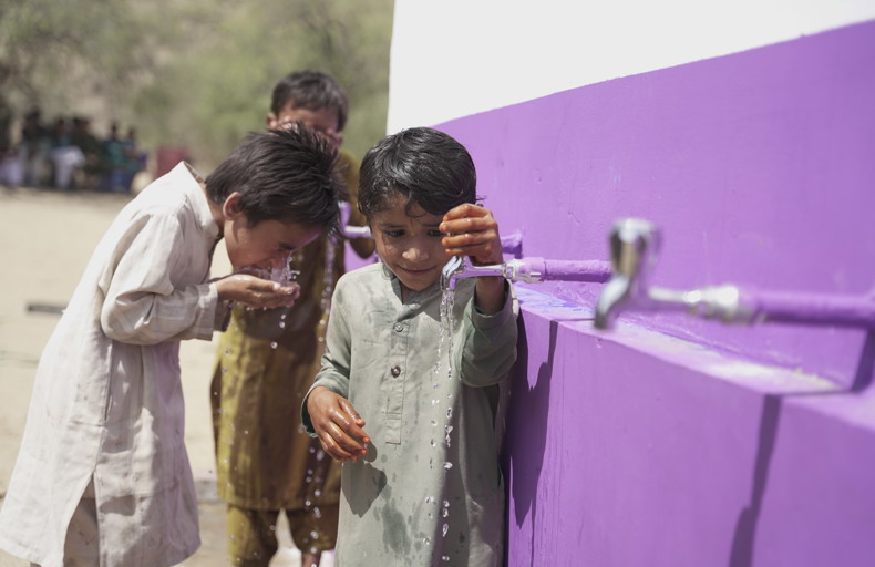 Children purifying themselves with water