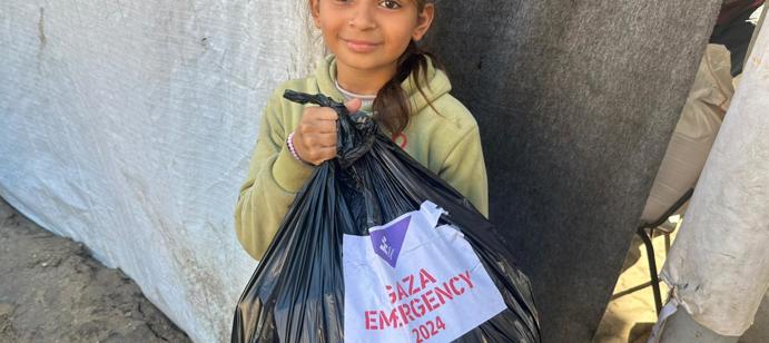 We continued to distribute hundreds of food parcels and hygiene kits to displaced Palestinians seeking shelter in the central Gaza.  