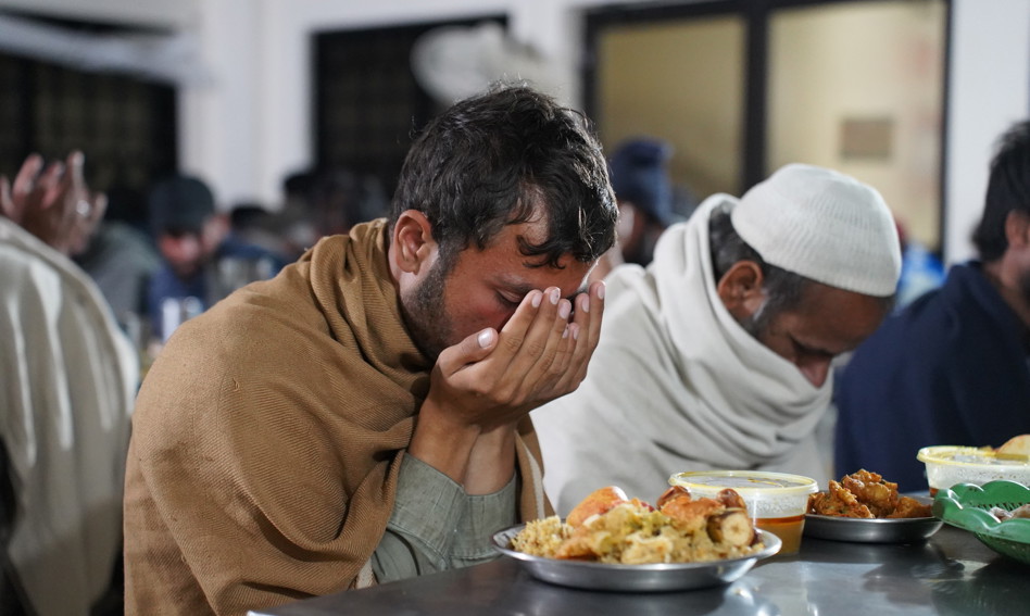Man eating iftar