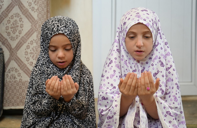 Children making dhuhr 