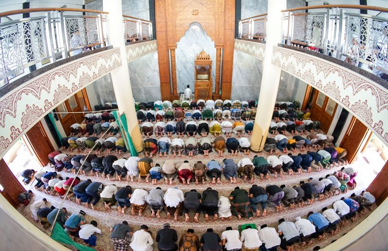 Jummah prayers in a mosque. Photo by Muhammad  Solikin via Pexels. 