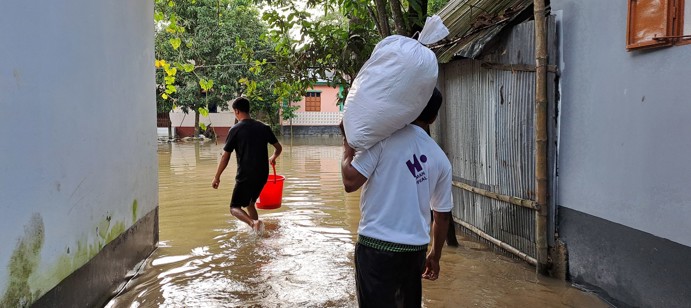 Each family received food staples like rice, lentils, and cooking oil, along with hygiene items to last 2-3 weeks.