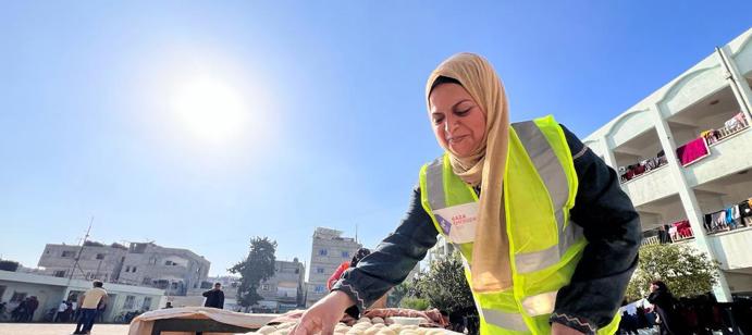 Gaza team deliver fresh bread to displaced families.